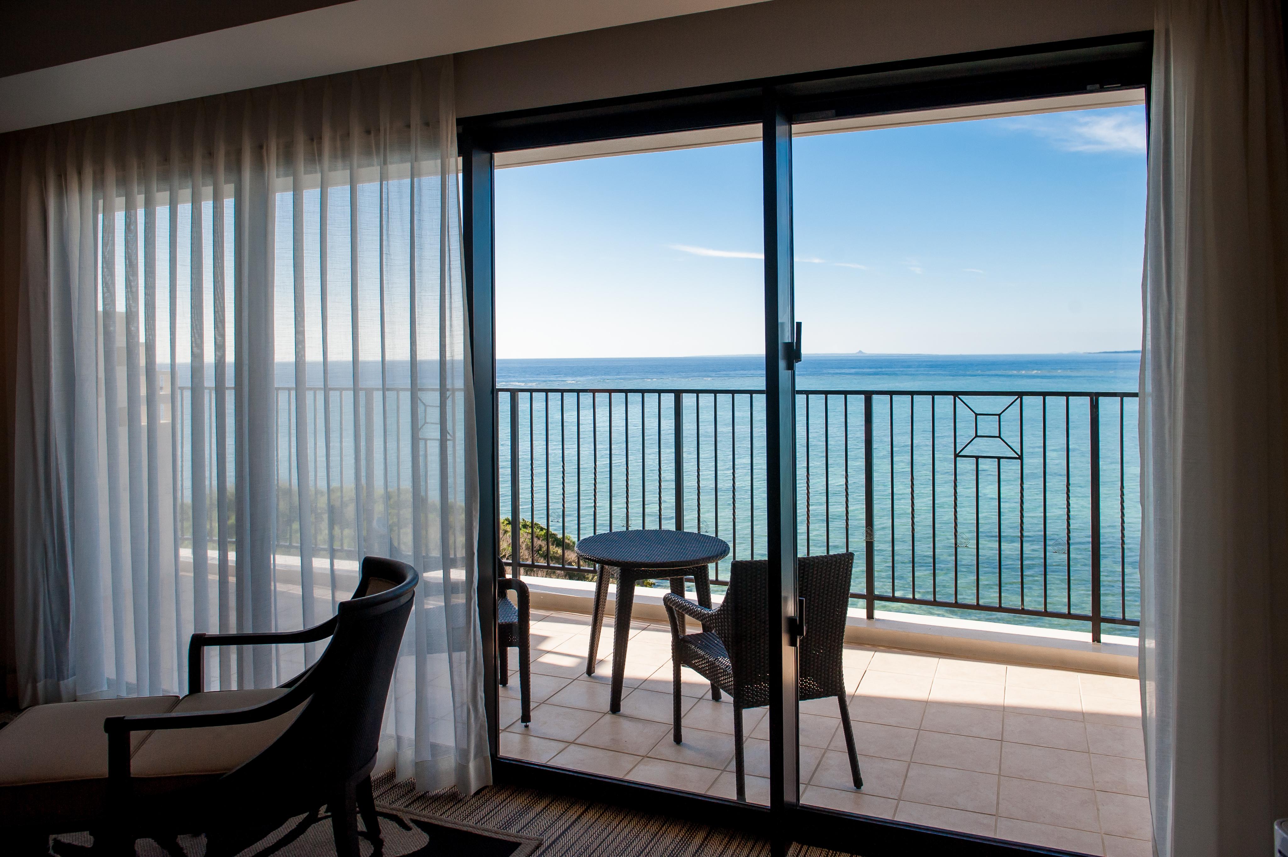 Hotel Monterey Okinawa Spa & Resort Onna Ngoại thất bức ảnh A sliding door