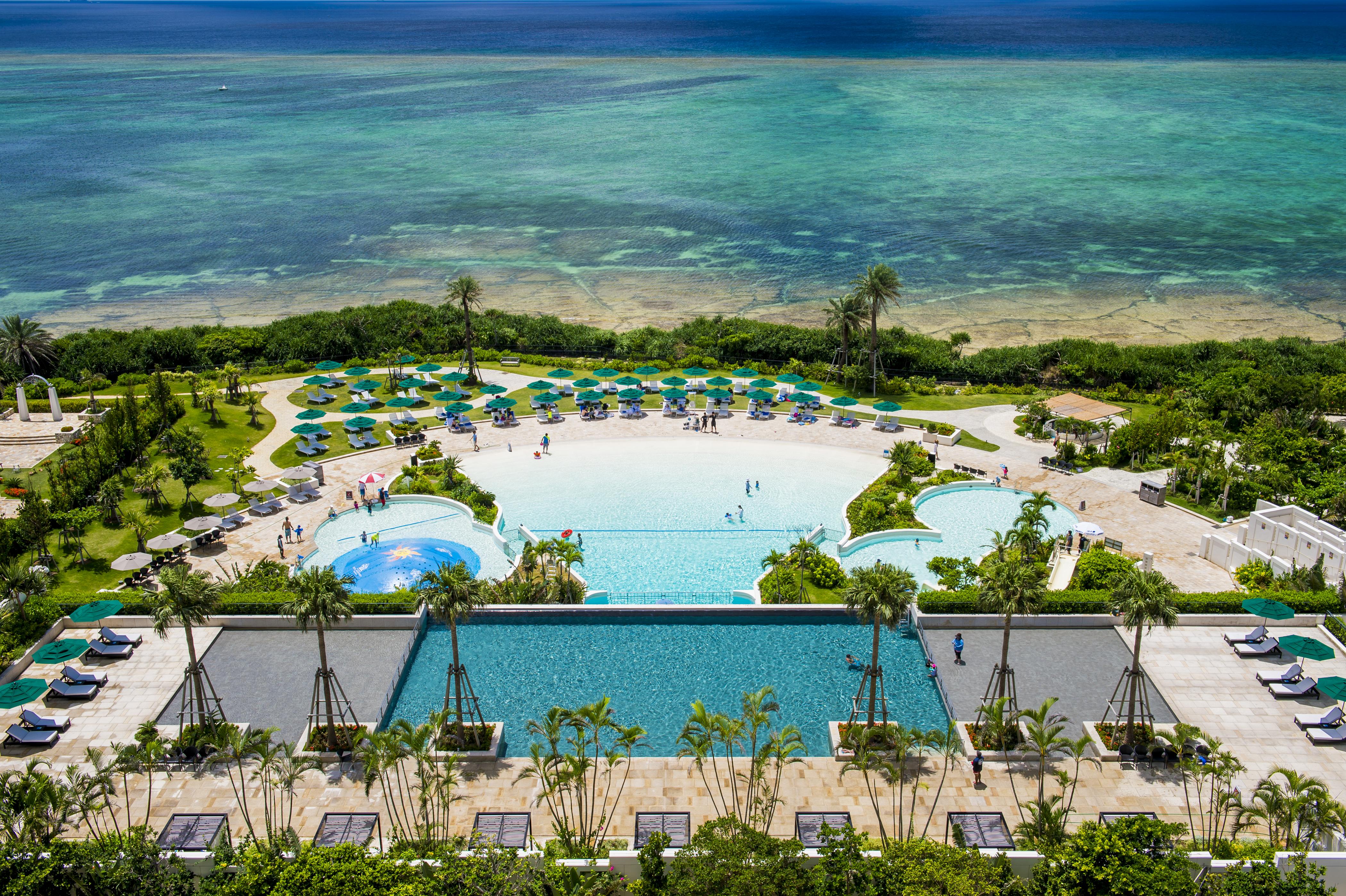 Hotel Monterey Okinawa Spa & Resort Onna Ngoại thất bức ảnh Aerial view of the pool