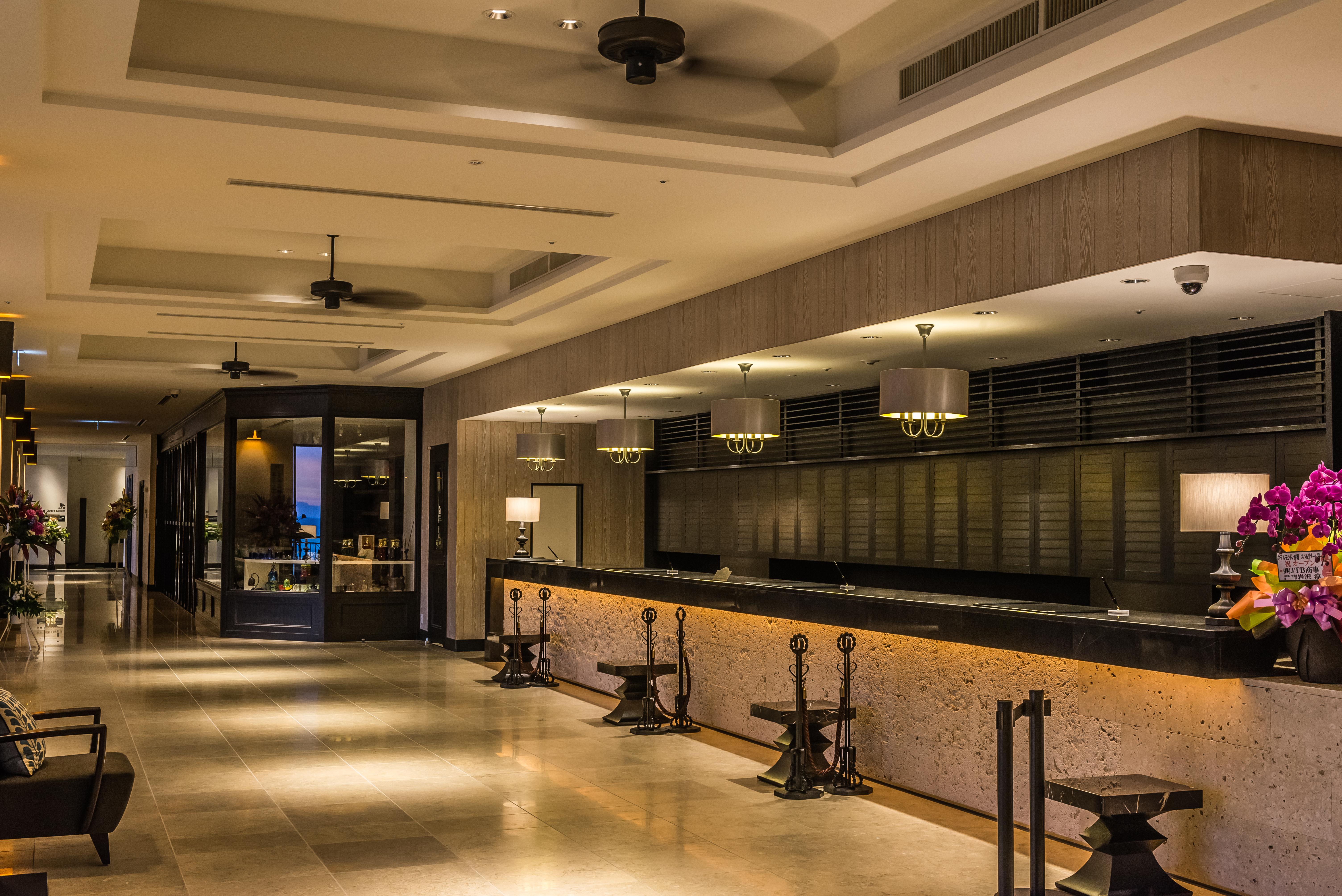 Hotel Monterey Okinawa Spa & Resort Onna Ngoại thất bức ảnh The bar at the lobby