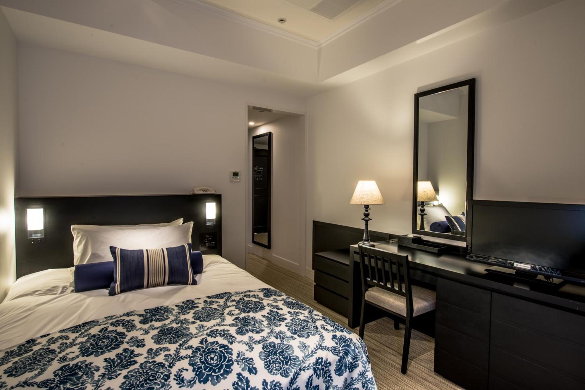 Hotel Monterey Okinawa Spa & Resort Onna Ngoại thất bức ảnh A bedroom at the hotel