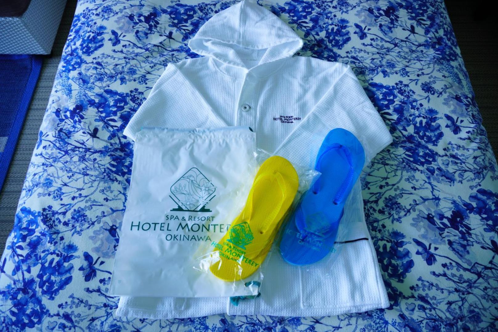 Hotel Monterey Okinawa Spa & Resort Onna Ngoại thất bức ảnh A disposable rain poncho