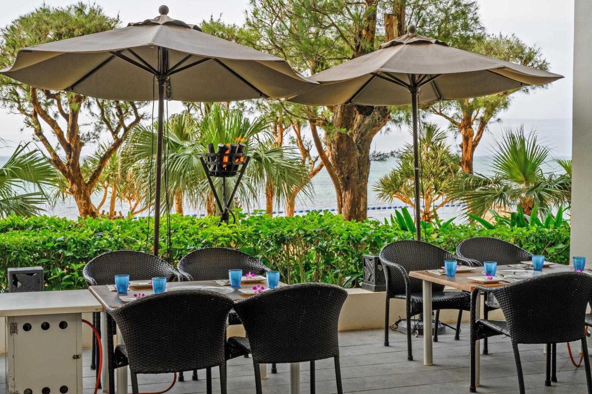 Hotel Monterey Okinawa Spa & Resort Onna Ngoại thất bức ảnh The Deck
