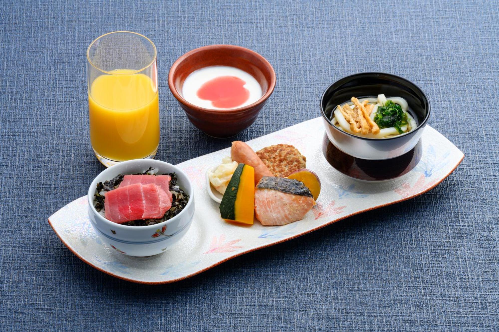 Hotel Monterey Okinawa Spa & Resort Onna Ngoại thất bức ảnh A Japanese breakfast