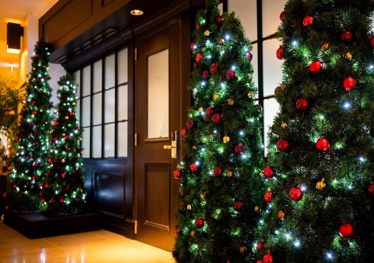 Hotel Monterey Okinawa Spa & Resort Onna Ngoại thất bức ảnh Christmas trees at the entrance of a hotel