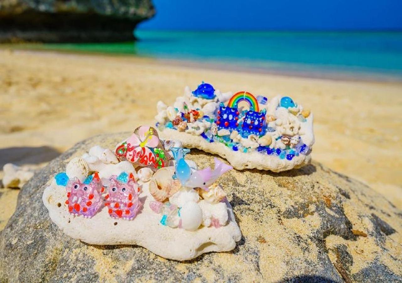 Hotel Monterey Okinawa Spa & Resort Onna Ngoại thất bức ảnh A pair of decorated shoes