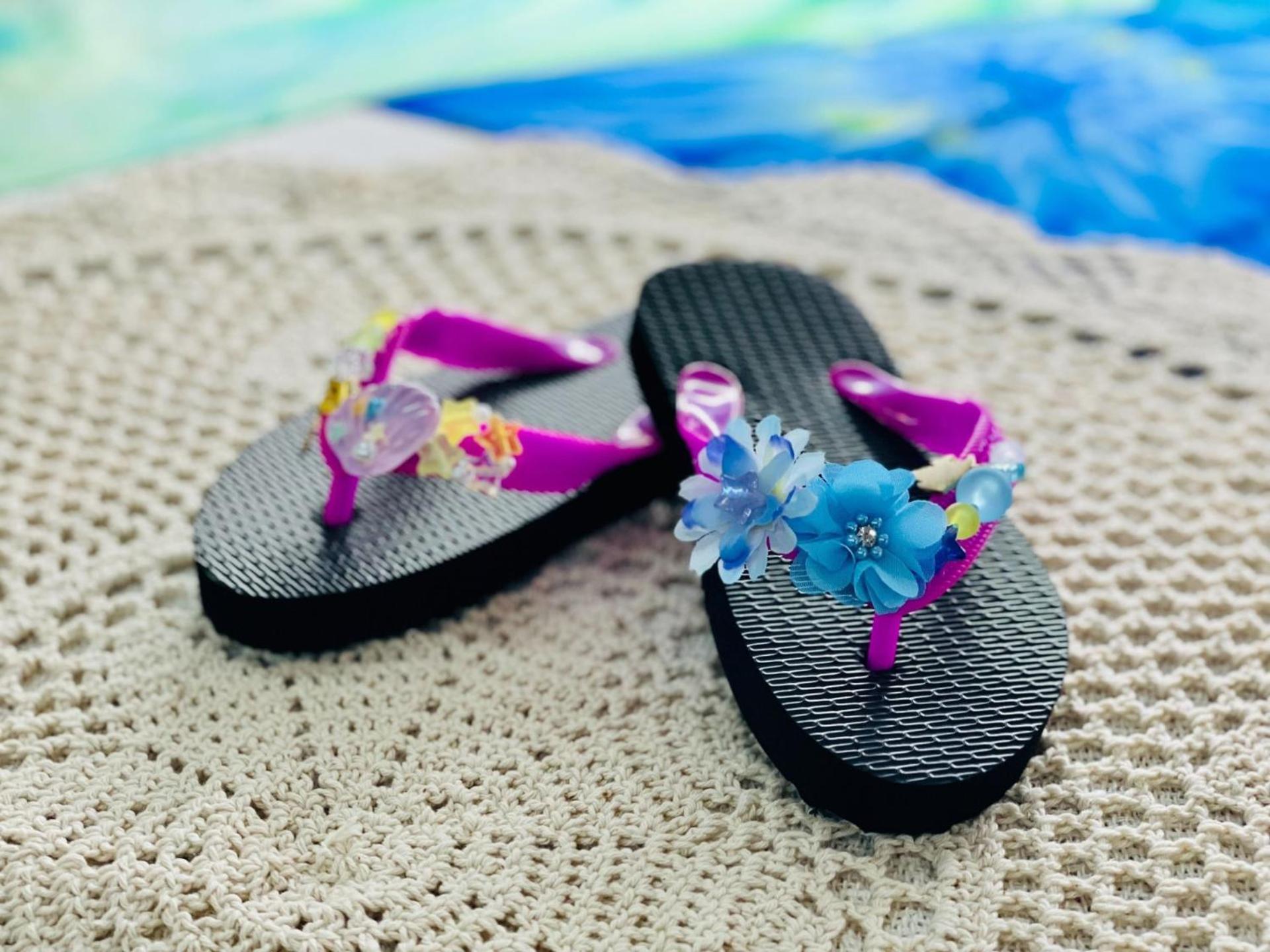 Hotel Monterey Okinawa Spa & Resort Onna Ngoại thất bức ảnh Flip-flops