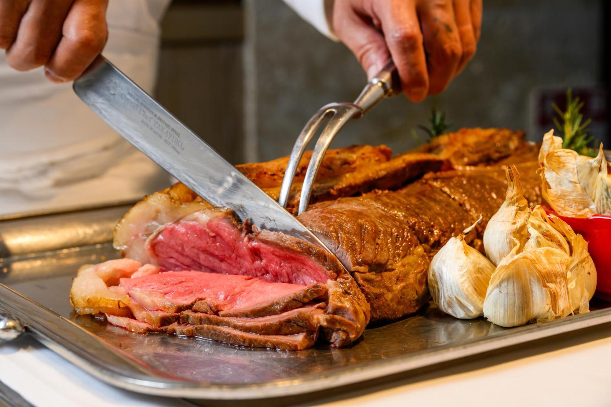 Hotel Monterey Okinawa Spa & Resort Onna Ngoại thất bức ảnh A carving knife in use