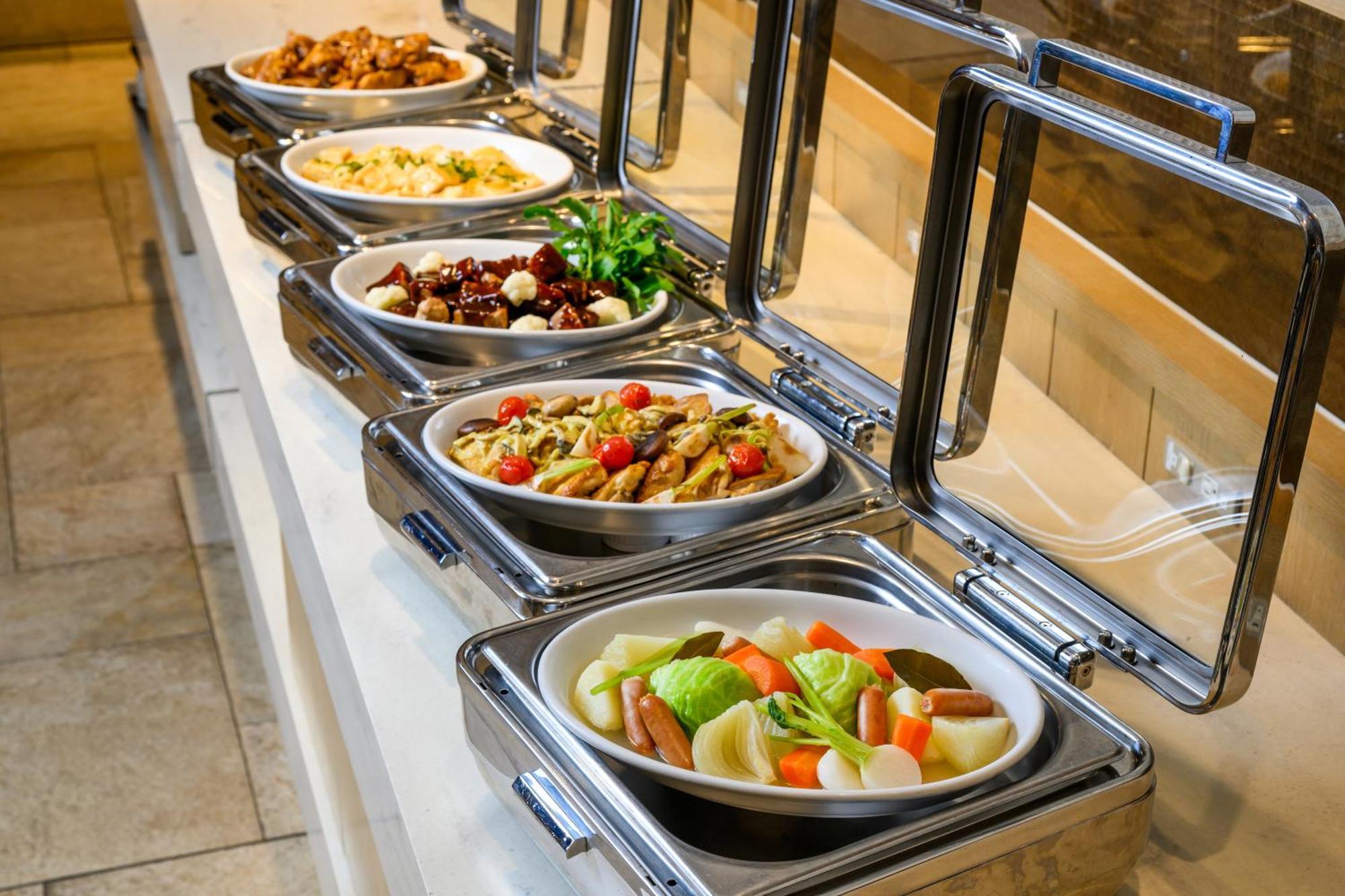 Hotel Monterey Okinawa Spa & Resort Onna Ngoại thất bức ảnh A chafing dish buffet
