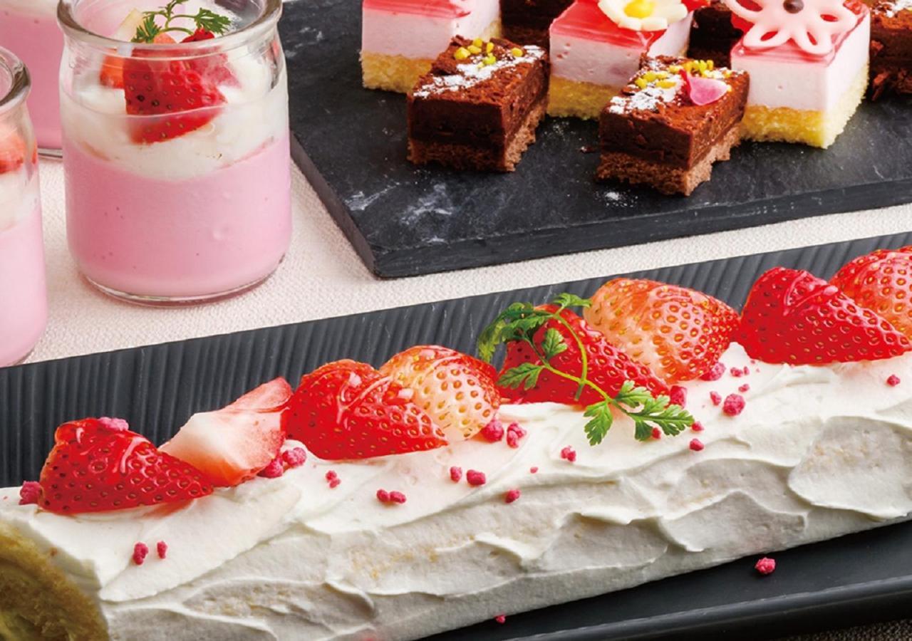 Hotel Monterey Okinawa Spa & Resort Onna Ngoại thất bức ảnh A strawberry parfait