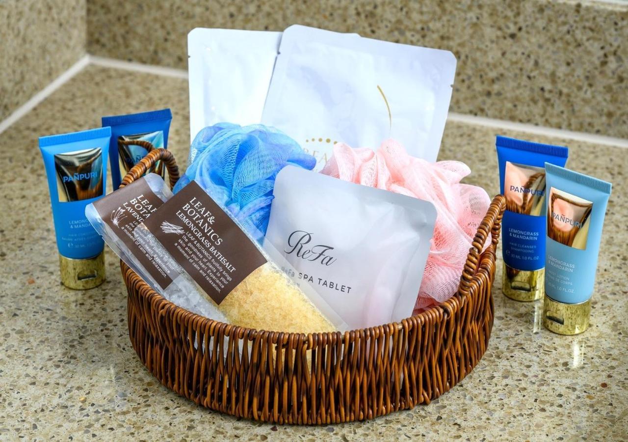Hotel Monterey Okinawa Spa & Resort Onna Ngoại thất bức ảnh A selection of toiletries